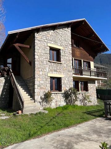 Charming House with Two Apartments, Garage, and 720m² Plot - South Exposure Spacious Living Area: The house offers 180m² of living space, providing ample room for comfortable living. Distinctive Features: Constructed with finely crafted stone walls a...