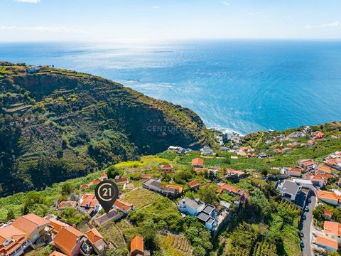 Descubra a sua próxima grande oportunidade de investimento na Calheta! Este terreno de 733 m², situado numa das zonas mais procuradas da ilha, oferece um vasto espaço para desenvolvimento e inclui uma casa e um palheiro que necessitam de renovação to...