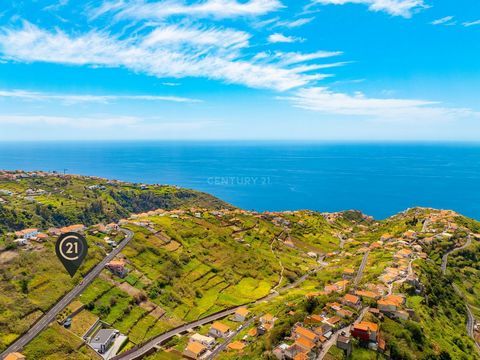 Discover the unique opportunity to acquire a 879 m2 plot of clear and open space located in the picturesque Lombo de Atouguia, Calheta. With a privileged location this plot offers a number of benefits that make it the perfect place to realize your re...