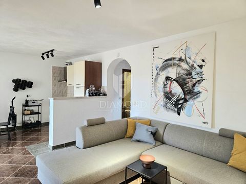 Location: Istarska županija, Poreč, Poreč. Poreč, surroundings, excellent apartment with three bedrooms close to the center In an attractive location only 3 kilometers from the strict center of Poreč, and only one kilometer from the shopping center a...