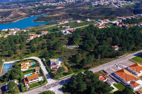 Une magnifique parcelle de terrain à vendre situé à Aljezur, au sein de la zone de Vale da Telha. Avec une superficie de terrain de 1 210m 2, cet investissement serait approprié pour les personnes qui cherchent à construire leur propre maison à parti...