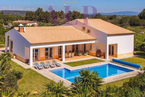 Family Villa of Character & Comfort REF: 202BSM We are pleased to present a T3+1 detached villa with land that has been designed and built to the highest standard with comfortable living in mind. Located on the outskirts of the coastal village of Bur...