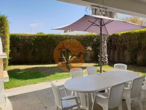 Villa V5 with suites, located in the Urbanization Bela Praia, in Praia de Altura, in Castro Marim, Algarve. The sales price is not negotiable. The sale does not include furniture or appliances. Local Accommodation License in operation. Beach 900 metr...