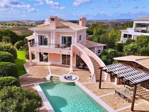 Een luxe huis met een prachtig uitzicht op de oceaan REFERENTIE: 285LUZ In een zeer gewilde rustige woonwijk aan de westelijke rand van Praia da Luz, biedt dit familiehuis met veel karakter flexibele accommodatie. Terrein 1.290 m2 Villa 305 m2 Energi...