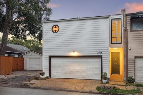 Recently renovated no-fee townhome in the heart of Montrose\'s Cherryhurst neighborhood. Prime location with a high walk score and just steps away from the park. This gorgeous end unit features 2 bedrooms, 2.5 bathrooms, 2 car garage, soaring ceiling...