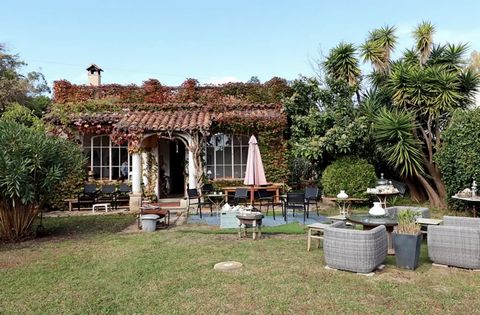 In the La Napoule district of Mandelieu, this charming 1920's villa is located close to shops, the sea and beaches within walking distance. With its 158 m2 of living space and 1087 m2 of land, this property offers the ideal setting for a pleasant lif...