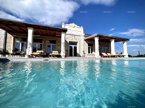 In Poreč steht ein wunderschönes und modernes Haus mit einer unglaublich schönen Innenausstattung zum Verkauf. Diese klimatisierte Villa bietet direkten Zugang zur Terrasse mit Blick auf den Garten und besteht aus 5 Schlafzimmern, Bad, Küche, Wohnzim...