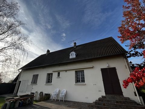 A Cernay la Ville, nous vous proposons cette maison familiale d'environ 221 m2 avec un terrain de 1001 m2. Ce bien se compose d'une entrée avec placards, d'un bel espace de vie avec cheminée, d'une salle à manger attenante à la cuisine équipée. Un es...