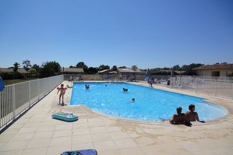 Diese Luxusvilla befindet sich in Les Forges in der Region Poitou Charente in Frankreich. Die Villa hat 2 Schlafzimmer und kann bis zu 4 Personen beherbergen. Sie ist ideal für eine Familie und verfügt über einen umzäunten Garten, in dem Sie draußen ...