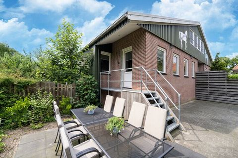 Dit mooie ruime vakantiehuis in Eibergen biedt een fantastisch verblijf voor een gezin of een groep vrienden. De woning heeft een uniek uitzicht op de nabijgelegen manege. Ontdek vanaf hier de prachtige weilanden en bossen via de vele wandel- en fiet...