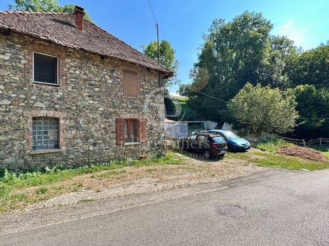 Exclusive - Come and discover the charm of this stone house of 80 m2 of living space, in the town of Saint Martin d'Uriage. The house consists on the ground floor, of a kitchen of 15 m2, a laundry room, a bathroom of 7 m2 and a separate toilet. Upsta...