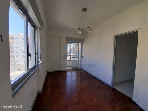 T2 at Torre da Marinha Seixal 2 bedroom apartment to remodel, excellent location, bright, unobstructed view offers a huge potential to be transformed into a cozy and modern space, adapted to your needs and preferences. This property is marketed as-is...