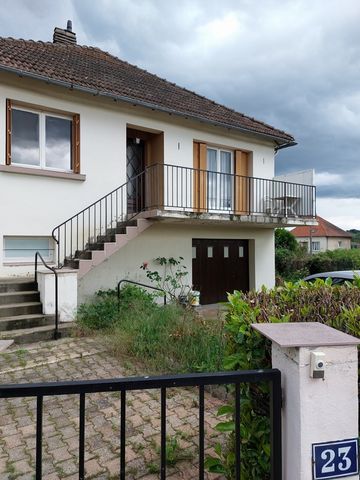 CUSSET, in de directe omgeving van het centrum van de stad, mooi huisje in VIAGER BEZET door 74 jaar oude man. Huis van 90 m2 met mooie tuin in woonwijk, entree, woonkamer met openslaande deuren naar balkon, keuken naar tuin, 2 grote slaapkamers naar...