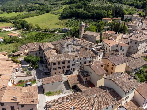 OBJEKTBESCHREIBUNG Liegt in Nocera Umbra, in einem mittelalterlichen Dorf, als integraler Bestandteil der Struktur der Burg von Colle (castrum collis), sehr heller Himmel/Erde, komplett renoviert im Jahr 2015 und aus rosafarbenem Stein, typisch für d...