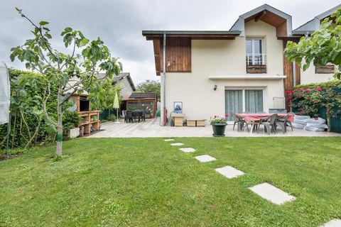 Vulbens, Esclusivo: Casa bifamiliare di tipo 4, costruita su un terreno di 309 m², che offre: Al piano terra: ingresso, dispensa, cucina attrezzata aperta su un bellissimo soggiorno / sala da pranzo di 30 m² con stufa a legna, accesso alla terrazza e...