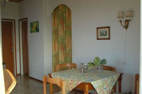 Bungalow z czterospadowym dachem w stylu Ticino, najlepsza lokalizacja w pobliżu Porto Valtravaglia, balkon i taras z panoramicznym widokiem na jezioro Maggiore, ogród palmowy