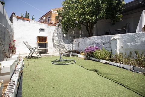 We presenteren een charmante villa gelegen in het prestigieuze Bairro do Caramão, in Ajuda, Lissabon, op slechts een paar minuten van Belém. Deze woning is ideaal voor zowel een gezinswoning als een investering. De villa is onlangs gerenoveerd en hee...