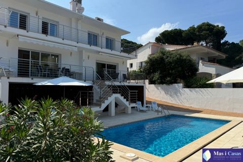 Ideal investors and families! Large modern house divided into 2 houses with a 32m2 swimming pool that is located in the neighborhood of Puig Sec de l'Escala. Each house is distributed as follows: - A la planta baixa, un saló-menjador amb cuina oberta...