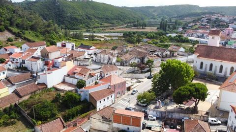 ADEGA com 96m² , em ruina, inserida num lote urbano com 609m². Poderá recuperar a construção existente ou construir nova a seu gosto e necessidades. Localizada no centro da vila da Maceira, possui uma vista belissima e dista a 5 minutos das praias de...