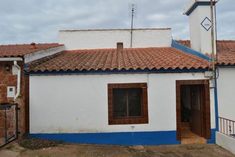 2 bedroom villa for sale in Esperança House in good condition, divided into bedroom, bathroom and living room with superior use where it has two divisions that can be used as bedrooms, kitchen located outside. It has a plot of land with some fruit tr...