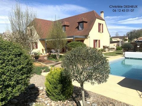 6 minutes from Sarlat, magnificent Périgord architect's house located in Carsac, within walking distance of the many shops and medical services (doctor, gynaecologist, dermatologist..) of this very popular village, the river and the cycle path, all l...