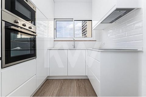 Excellent appartement situé au coeur de Praia da Rocha, à environ 100 mètres de la mer. Ce fantastique appartement de 2 chambres a été entièrement rénové avec des normes élevées de qualité et de confort. Comprenant une cuisine entièrement équipée dan...