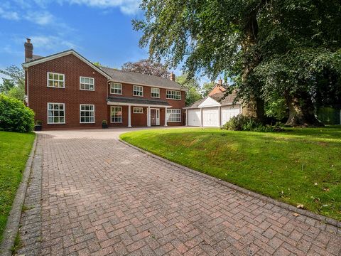 Shire House is a beautiful, individual five bedroomed, detached house situated in the highly desirable Warwickshire village of Harbury. Set in approximately 1/3 of an acre of landscaped gardens, this spacious family home offers both village life but ...