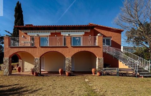 Espectacular casa con vistas panorámicas al mar Mediterráneo, a solo dos minutos de S'Agaró y la playa de Sant PoL. Esta encantadora propiedad ofrece un oasis de paz y tranquilidad a la vez que está cerca de todas las comodidades que necesitas. La vi...