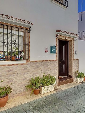 MAISON JUMELÉE À VENDRE DANS LE CENTRE HISTORIQUE DE BENALMADENA PUEBLO charmante maison de ville de deux étages, située au cur du centre historique de Benalmádena Pueblo, offre un mélange parfait de confort moderne et de charme traditionnel. Entière...