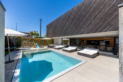 Description Villa de luxe de 3 chambres à Mesão Frio, Guimarães. Implantée sur un terrain de 1 122,5m², cette villa à l’excellente exposition au soleil bénéficie d’un espace extérieur avec piscine, jardin, loisirs et grandes terrasses. rez-de-chaussé...