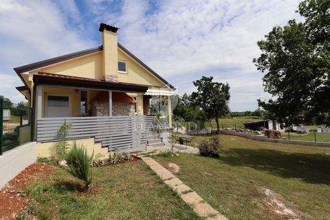 Location: Istarska županija, Poreč, Poreč. In ruhiger Lage, nur 2 km von der Stadt Poreč und nur 4 km von den ersten Stränden entfernt, ist dieses schöne Einfamilienhaus eine perfekte Kombination aus Komfort und Ruhe. Das Haus selbst, mit einer Fläch...