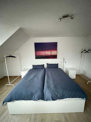 Unsere Unterkunft in erstklassiger Lage in Düsseldorf bietet Platz für bis zu 5 Gäste. Sie verfügt über ein Schlafzimmer mit Queensize-Bett, ein Schlafsofa, eine brandneue moderne Küche und ein modernes Badezimmer mit Badewanne. Der Blick auf den Rhe...