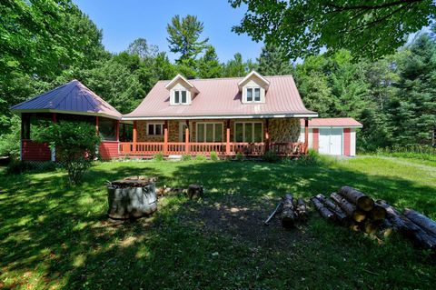 Site unique et enchanteur très intime entourée de bois. Voici une propriété qui saura vous charmer par ses boiseries. Construction pièces sur pièces chaleureuse et réconfortante avec poêle au gaz. Poutres apparentes; elle compte 3 chambres de bonnes ...