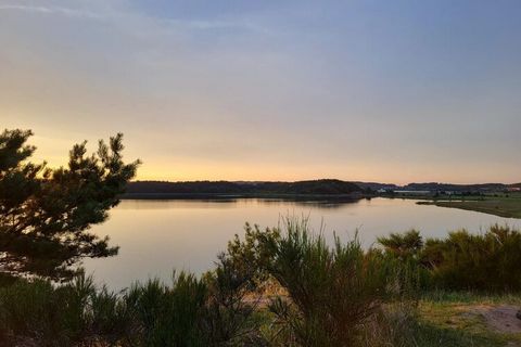 Welkom in je charmante bungalow in het pittoreske dorpje Middelhagen-Mönchgut, een idyllisch verblijf voor maximaal 4 personen. Stap binnen in een sereen toevluchtsoord waar ontspanning en gemak elkaar ontmoeten. Bij binnenkomst word je begroet door ...