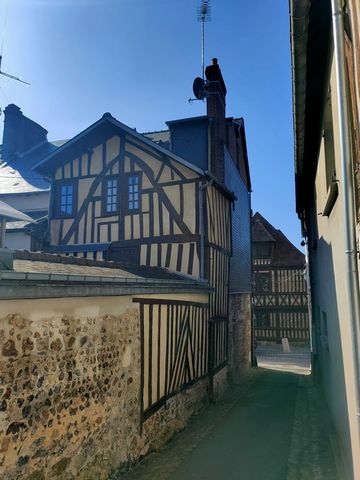 BELLE MAISON IMMOBILIER vous propose à la vente cette charmante maison située en plein coeur du centre-ville d'Orbec. Elle saura vous séduire par son authenticité et ses matériaux anciens. Elle se compose au rez-de-chaussée d'une cuisine aménagée et ...