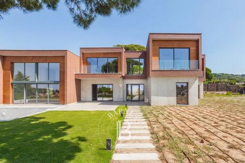 Barnes International presents this stunning property located in Rocaferrera, one of the most prestigious residential areas of Sant Andreu de Llavaneres. Designed for comfort and a balanced lifestyle, the house is surrounded by nature, combining the t...