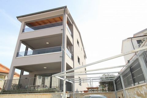 Kaiser Immobilien präsentiert: Exklusive Wohnung mit Panoramablick auf die Bucht von Rijeka und die Insel Cres. Eine moderne Wohnung zum Verkauf in Malinska auf der Insel Krk, gelegen in einer ruhigen Gegend, umgeben von kleineren Gebäuden, Häusern u...