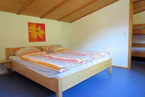 Dieses Bauernhaus mit 12 Schlafzimmern in Hüddingen bietet Platz für 40 Personen und ist ideal für Familien mit Kindern oder große Gruppen. Es verfügt über eine private Terrasse zum Entspannen beim Grillen. Umgeben von Ponys, Hühnern und Kühen ist di...