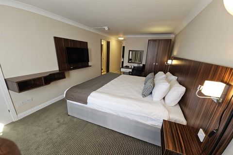 O tym obiekcie Komfortowe zakwaterowanie: The Palms Hotel w Hornchurch oferuje 3-gwiazdkowy komfort z bezpłatnym WiFi w całym obiekcie. Każdy pokój obejmuje prywatną łazienkę z wanną lub prysznicem, klimatyzację i biurko. Dogodne udogodnienia: Goście...