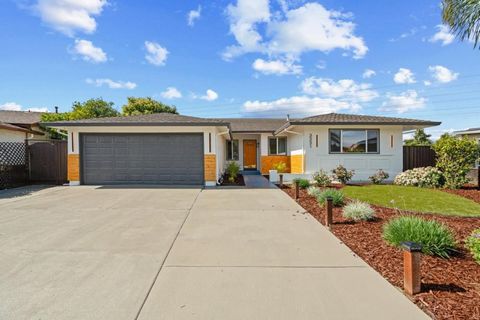 Bienvenido a 3231 Wellcroft, una casa increíblemente remodelada de 4 dormitorios y 2 baños, que ofrece 1,538 pies cuadrados de lujoso espacio habitable en un lote de 6,000 pies cuadrados, diseñado para impresionar a cada paso. Además de NUEVOS PANELE...