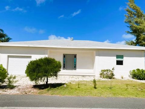 Dit prachtige huis met 3 slaapkamers en 2,5 badkamers en uitzicht op de oceaan ligt in de rustige gemeenschap van Savannah Sound Eleuthera en biedt de perfecte mix van comfort, stijl en sereniteit van het eiland. Met 1.800 vierkante meter aan zorgvul...