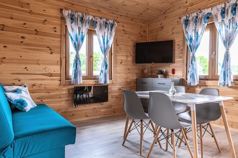 Komfortowe, całoroczne domki drewniane w Dusznikach Zdroju. Domki stoją na wzniesieniu z widokiem na panoramę części miasta. W każdym domku znajdują się: 2 sypialnie z podwójnymi łózkami, salon z pełnym wyposażeniem (sofa rozkładana, TV, stół), aneks...
