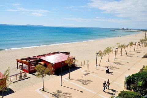 Welcome to this comfortable and bright 79 m² apartment in Roses, ideal for families or groups, accommodating up to 8 guests. With spectacular sea views, this charming accommodation is just 60 meters from the sandy Playa de Arena, making it perfect fo...