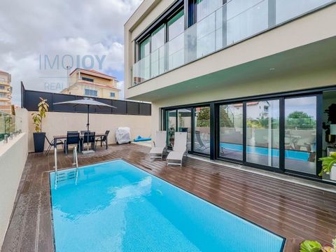 Moradia V4, com design moderno e funcional, com acabamentos de alto padrão, muito luminosa, privativa, com vista desafogada para parque urbano repleto de zona verde, piscina aquecida, barbecue e estacionamento para dois carros. Certificação energétic...