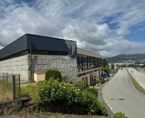 Pavilhão inserido em terreno com área de 540m2. Composto por 2 pisos com uma área total de: 662 m2 e área coberta de: 423 m2 Constituído em propriedade Horizontal com 4 Frações Autônomas,  Encontram-se todas   