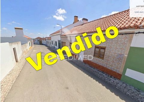 Excelente moradia de r/c com duas entradas,  com uma cozinha  de lume de chão , com garagem, terraço e um excelente logradouro Moradia de 3 assoalhadas, a precisar de algumas remodelações  No seu logradouro pode conviver com a sua família e seus amig...