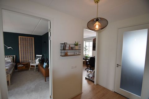 In het gezellige Alkmaar vind je dit vakantiehuis voor 6 personen. Het huis heeft 4 slaapkamers waarvan één met entresol (speelzolder), 2 badkamers en een tuin. Voor een groot gezin met kinderen is het erg geschikt. Het huis ligt aan de Hoornsevaart,...