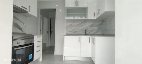 Jardim Constantino, Estefânia, Arroios. Descubra este luminoso apartamento T1 recentemente remodelado junto ao Jardim Constantino, no 3º andar de um prédio com dois elevadores. Pronto a estrear e com uma renovação total, incluindo canalização e elect...