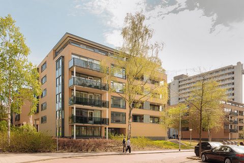 Het Agentschap is verheugd dit lichte en charmante 3-kamerappartement van circa 90 m² te presenteren. De woning beschikt over een eigen parkeerplaats en is gelegen op de derde verdieping van het kleinschalige en moderne complex 
