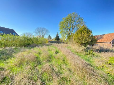 Dans un village, beau terrain à bâtir de 893 m2